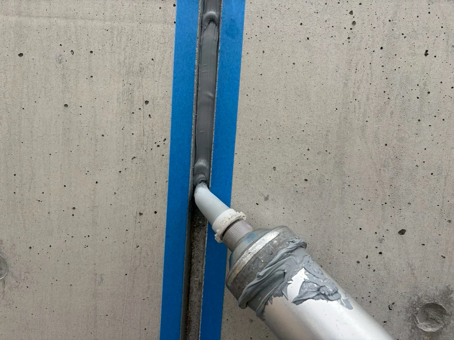 岡崎市 外壁塗装 打ちっぱなしコンクリート外壁 コーキング充填