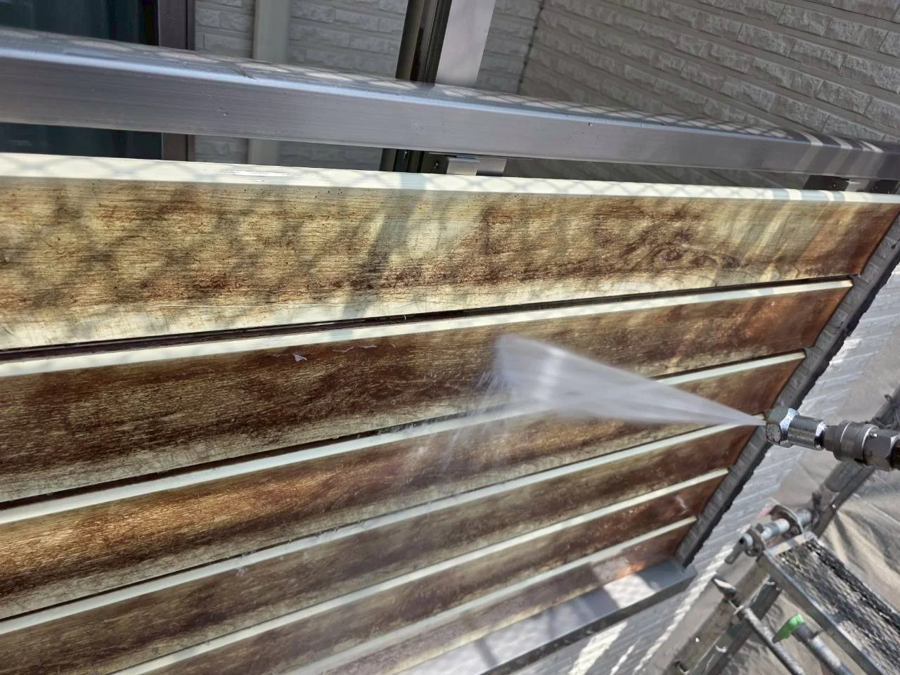 高圧洗浄機を使用して木部の洗浄