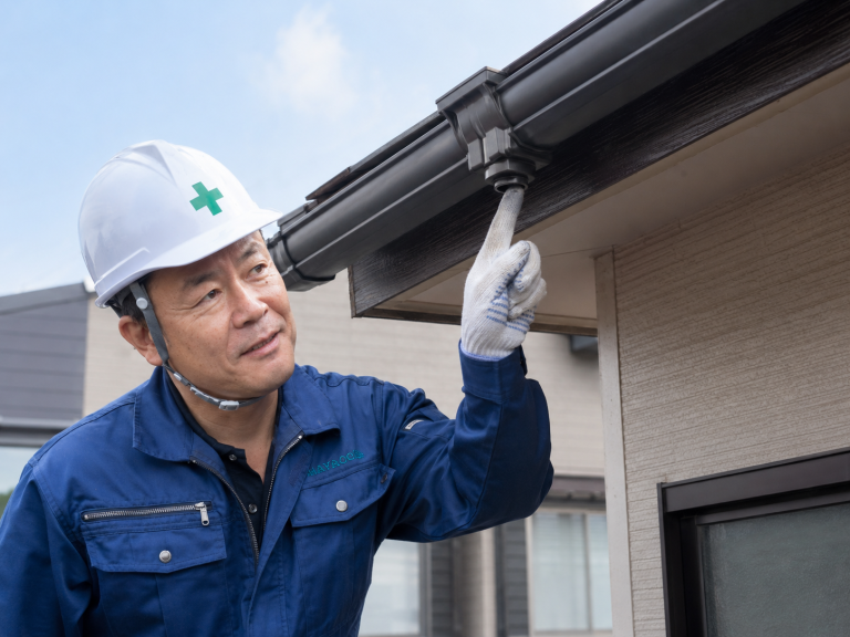雨どいと破風まわりを点検している様子