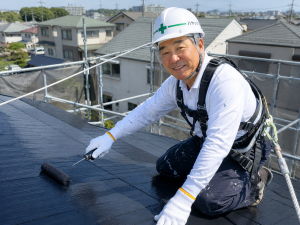 屋根塗装の作業を行うハヤックの職人