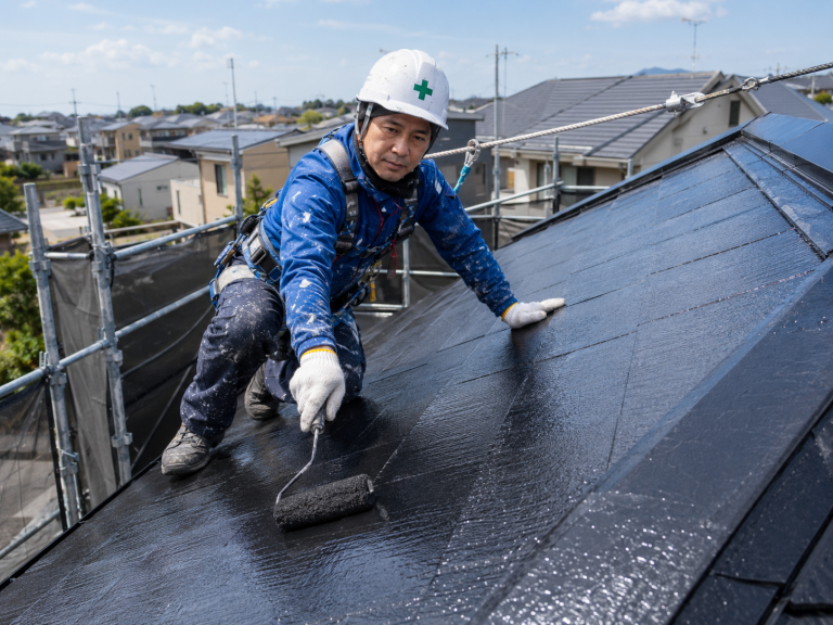 屋根塗装の作業を行うハヤックの職人