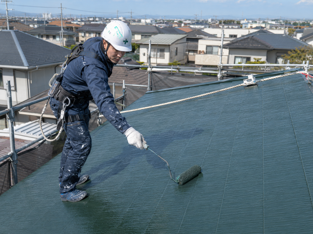 屋根塗装の作業を行うハヤックの職人