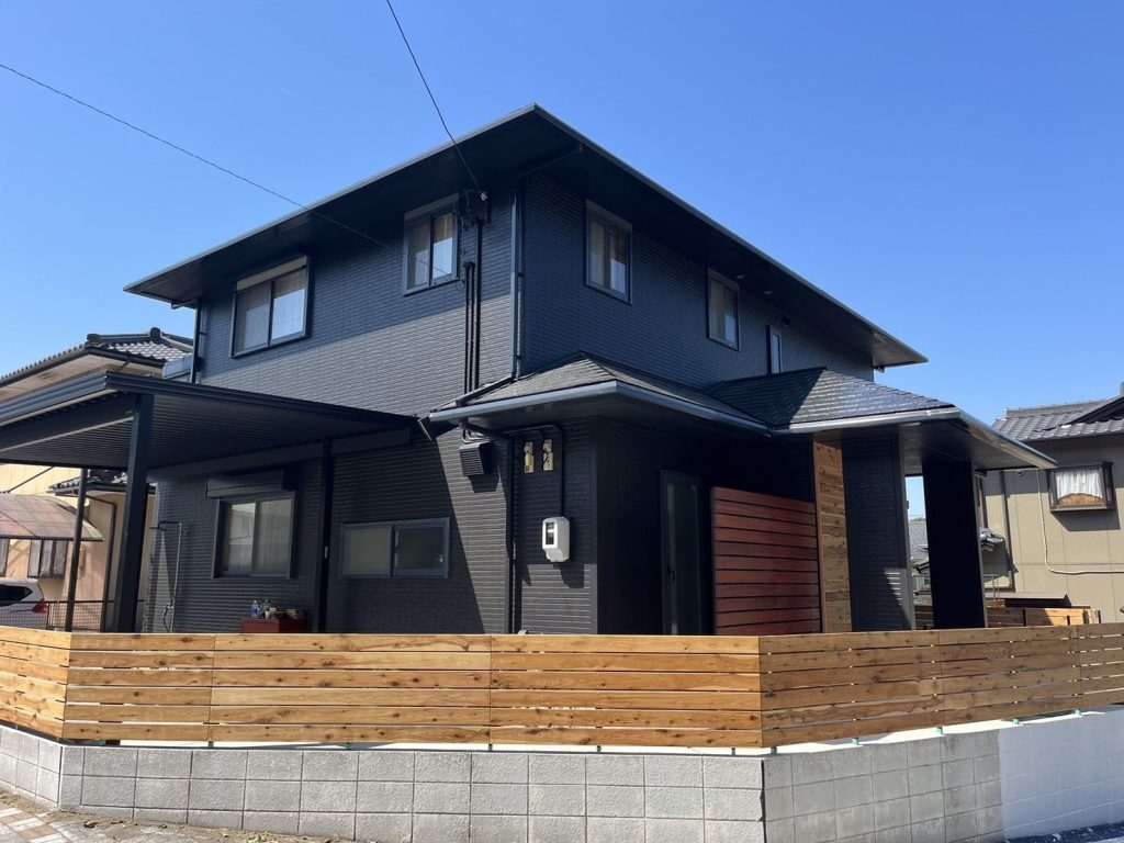 外壁と屋根を塗装した戸建住宅の施工後イメージ
